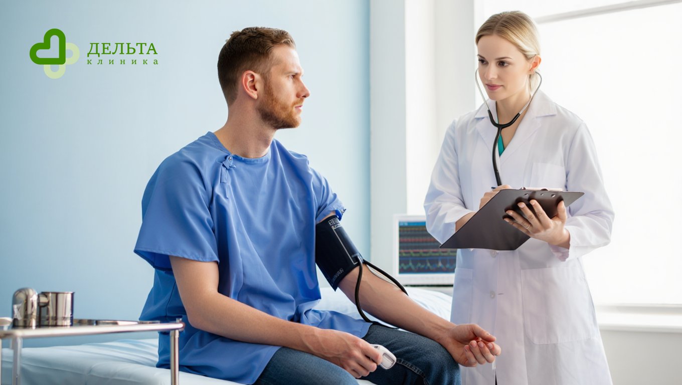 Врач опрашивает пациента после процедуры